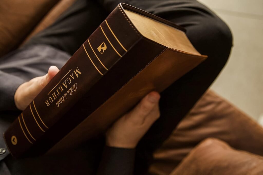 Biblia de Estudio MacArthur cubierta de piel