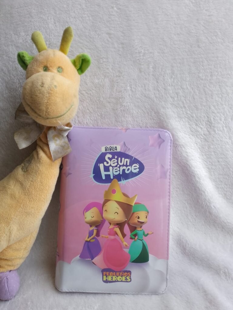 Biblia Se Un Héroe Para Niña portada